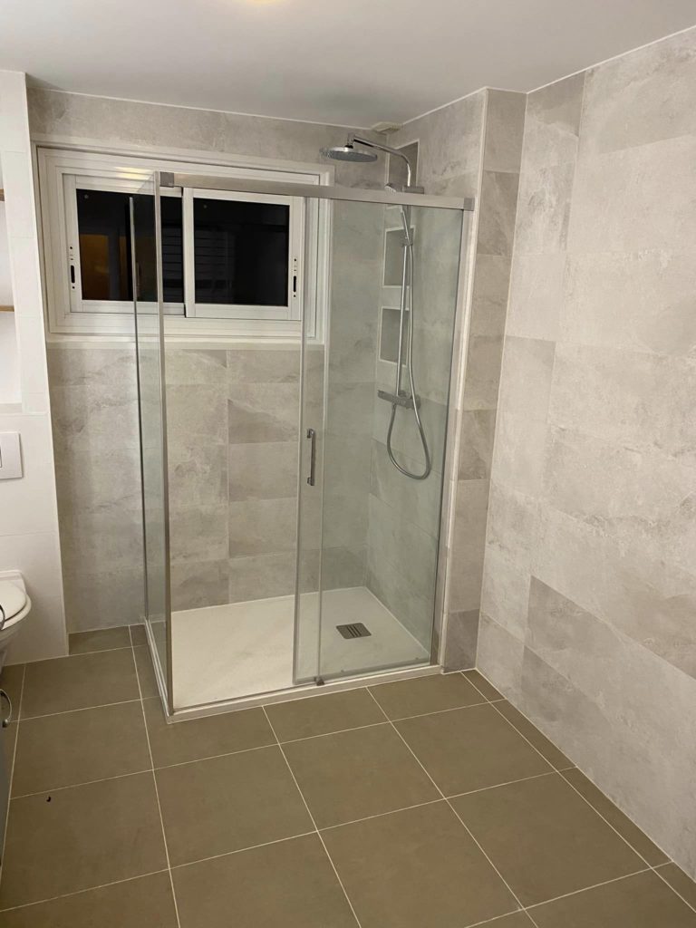 rénovation complète de salle de bain. Douche avec alcoves en faiences. FB PLOMBERIE 74 à Ville-la-Grand Annemasse