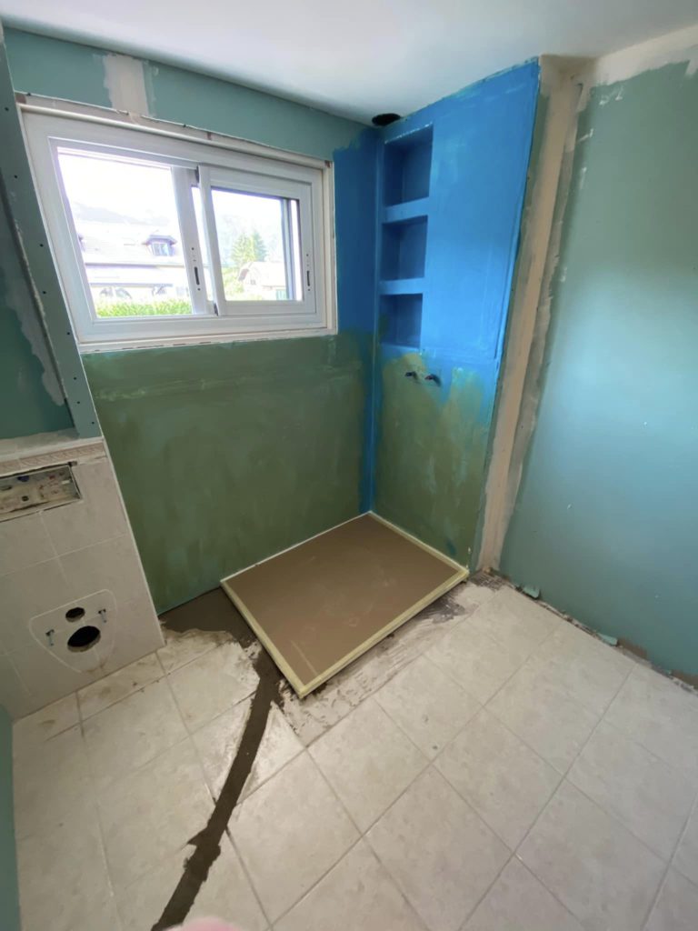 rénovation complète de salle de bain. Douche avec alcoves en faiences. FB PLOMBERIE 74 à Ville-la-Grand Annemasse